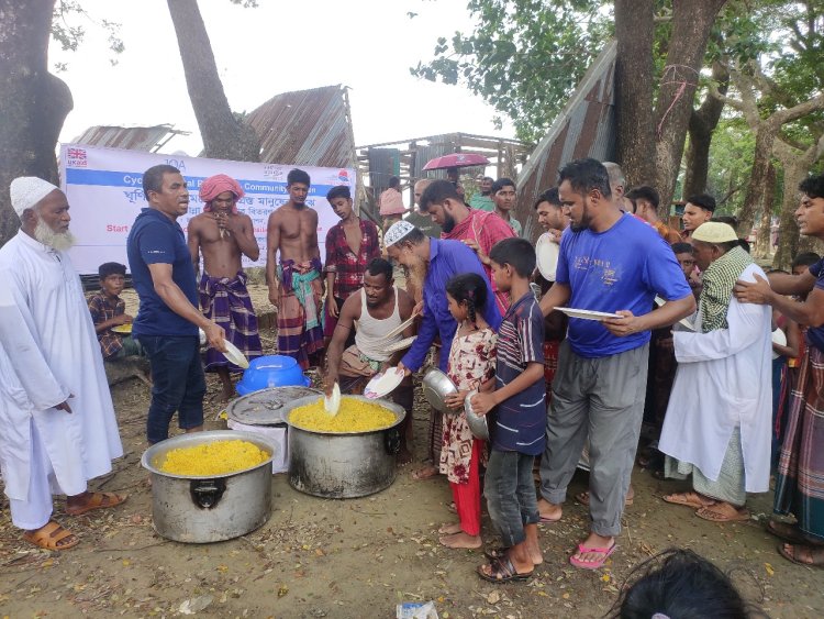 ঢালচরে রেমালে ক্ষতিগ্রস্থদের মাঝে কোস্ট ফাউন্ডেশনের খাবার বিতরণ